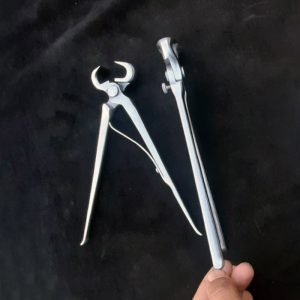 One Handed 10″ Spring Hoof Nippers